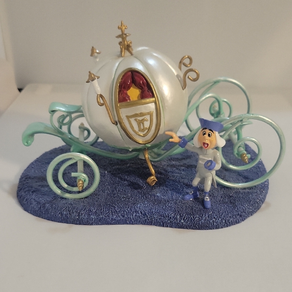 Department 56 Disney Cinderella "It's Almost Midnight" Figurine Carriage. 